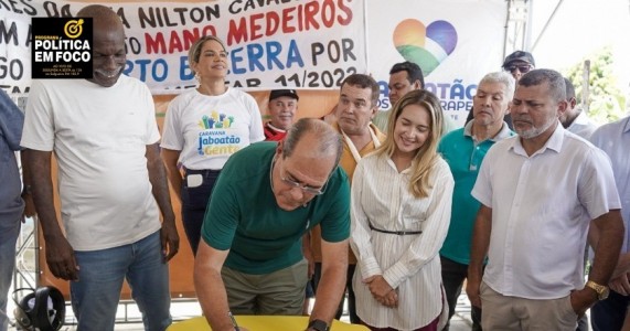 Mano Medeiros assina ordem para pavimentação de rua no bairro de Zumbi do Pacheco