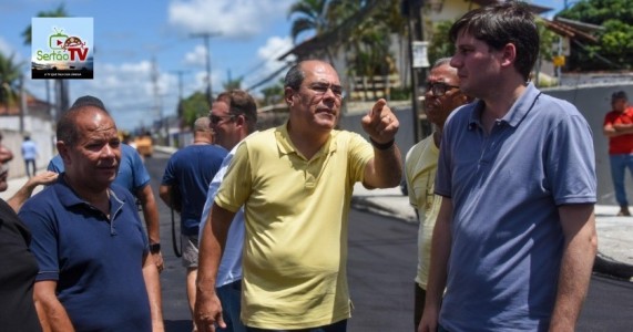 Mano Medeiros vistoria conclusão de pavimentação de rua em Candeias