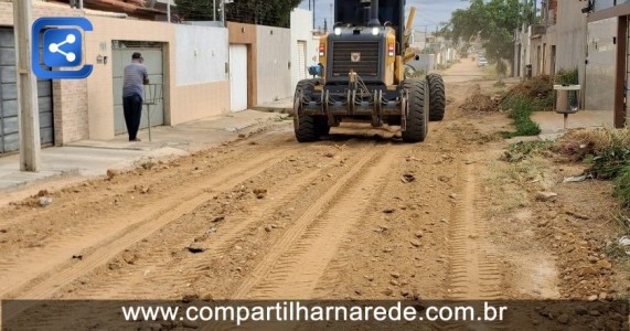 Prefeitura de Petrolina atende cinco bairros com serviços de Patrolamento