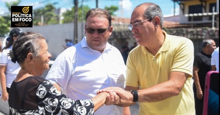 Mano Medeiros vistoria conclusão de pavimentação de rua em Candei
