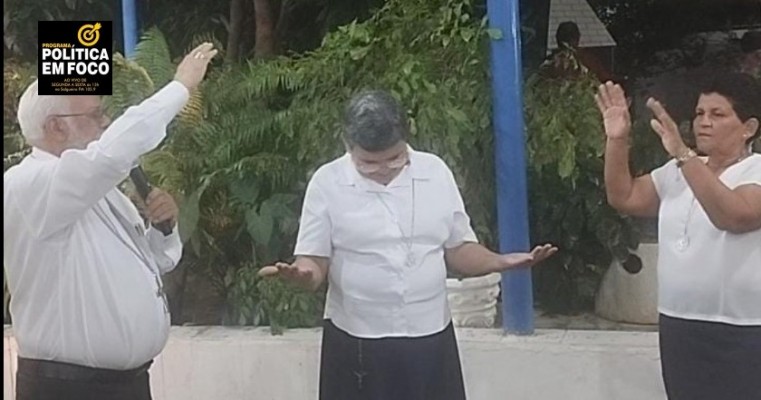 Bispo Dom José parabeniza Elizabeth Barbosa, fundadora da Comunidade Católica Mãe da Vitória, em seu aniversário