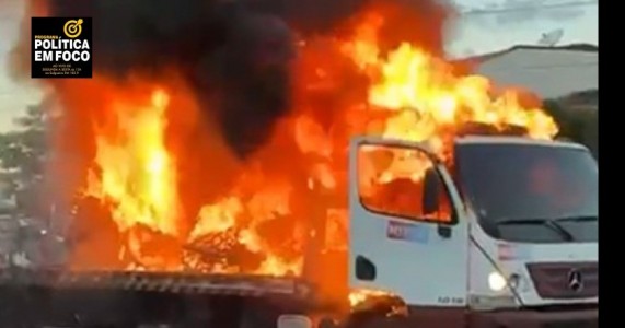 Homem ateia fogo em moto que estava em caminhão-prancha com outros veículos em Araripina 