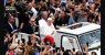 PAPA FRANCISCO EMOCIONA FIÉIS AO CIRCULAR NO PAPA MÓVEL EM MEIO A MULTIDÃO NO DOMINGO DE PÁSCOA
