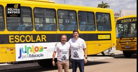 Joãozinho Tenório entrega dois novos ônibus escolares em Salgueiro ao lado de Fabinho