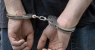 Mulher flagra marido pelado na cama de sua filha de 12 anos e chama a polícia