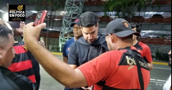 Técnico António Oliveira desembarca no Recife para assinar contrato com o Sport