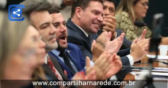 CCJ da Câmara aprova suspensão de ação do STF contra Bolsonaro e Ramagem