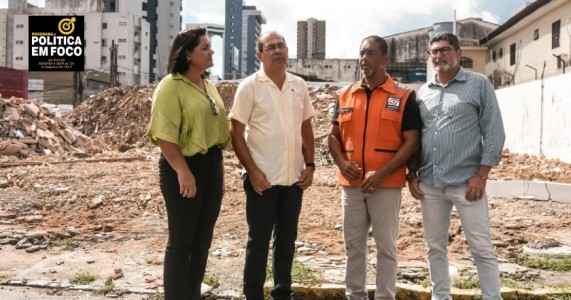 Mano Medeiros visita local do desabamento e libera imóveis e vias no entorno do edifício Kátia Melo