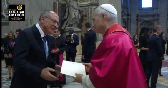 Geraldo Alckmin entrega ao Papa Leão XIV convite para a COP30