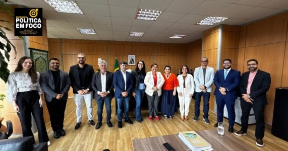 Eduardo da Fonte e Edmilson Cupertino defendem proteção dos direitos das mulheres de Moreno em reunião .