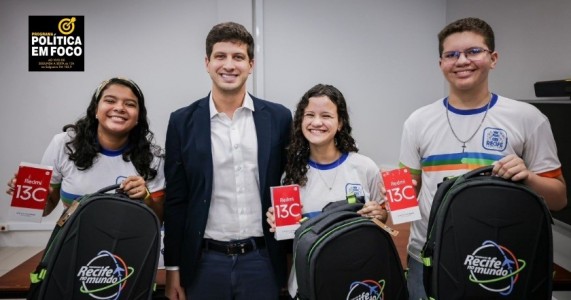 Estudantes do Recife no Mundo receberão smartphones e mochilas em parceria da Prefeitura com a Receita Federal