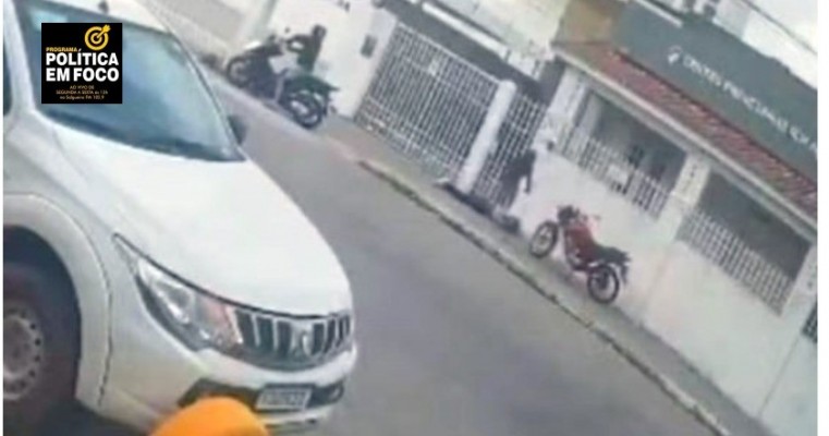 Mulher cai da moto ao ser abordada por criminosos e é assaltada no chão