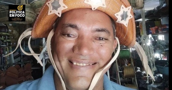Maurício Ribeiro canta louvores católicos em ritmo de forró e conquista público nas redes sociais.