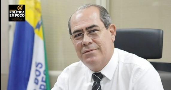 O prefeito Mano Medeiros anuncia a antecipação de 50% do décimo-terceiro salário dos servidores ativos,