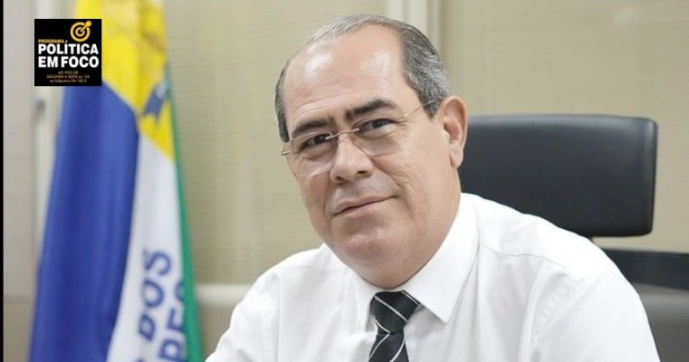 O prefeito Mano Medeiros anuncia a antecipação de 50% do décimo-terceiro salário dos servidores ativos,