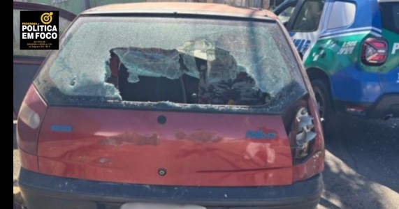 MULHER DESTRÓI CARRO DE EX-MARIDO QUE DORMIA NA CASA DE AMIGA EM ANÁPOLIS