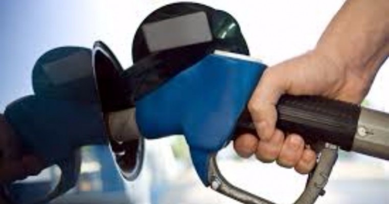 Petrobras anuncia queda no preço da gasolina e alta no diesel