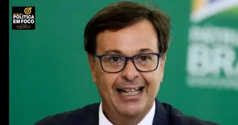 A política brasileira, que há tempos se equilibra entre o espetáculo e o absurdo