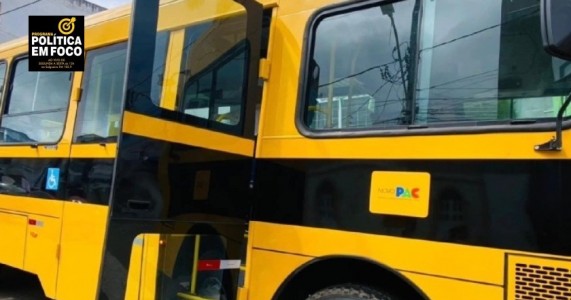 PREFEITO GILVANDRO ESTRELA ENTREGA MAIS UM ÔNIBUS ESCOLAR PARA POPULAÇÃO DE BELO JARDIM