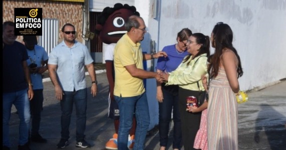 Prefeito Mano Medeiros entrega dois novos ônibus para reforçar o transporte escolar do município