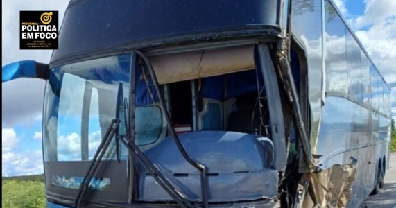 DOMINGO 06 DE JULHO DE2025  COLISÃO ENTRE ÔNIBUS E VEÍCULO INTERDITA A BR-232