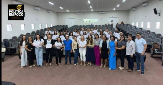 Prefeitura de Lagoa Grande-PE entrega certificados de formação básica em Libras para professores  