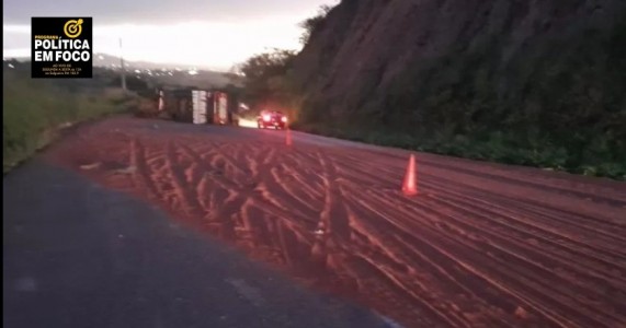 CAMINHÃO CARREGADO COM RAÇÃO PEGA FOGO APÓS TOMBAR NA SERRA DAS RUSSAS NA BR-232