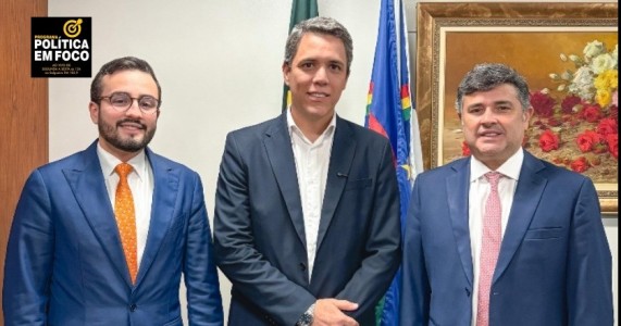 Lula e Eduardo da Fonte comemoram aprovação da PEC 66/2023 ao lado do vice-presidente da Amupe, Pedro Freitas