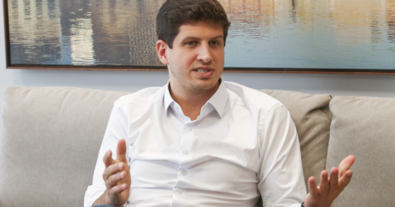 Rumo a 2026? Viagens de João Campos chamam atenção