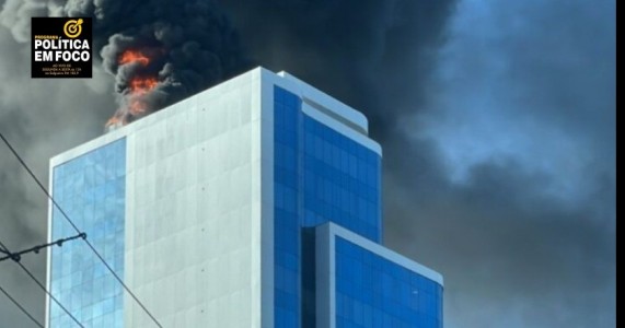 Incêndio atinge cobertura de prédio empresarial no Pina