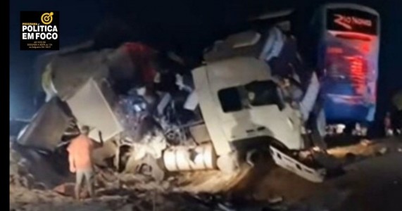 Acidente entre carreta e ônibus deixa 11 mortos em Mato Grosso