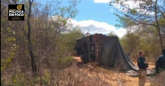 Carreta desliza em barranco na Serra do Cigano, em Serra Talhada