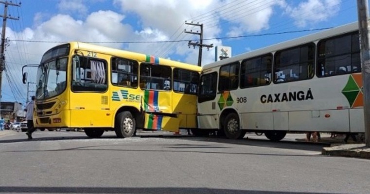 Acidentes envolvendo ônibus deixam pelo menos 17 feridos no Grande Recife