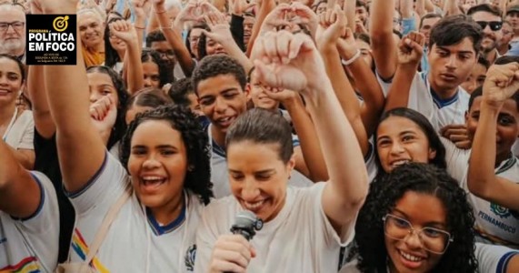 GOVERNADORA RAQUEL LYRA :Gratidão por cada abraço, pela troca de energia boa do povo sertenajo.