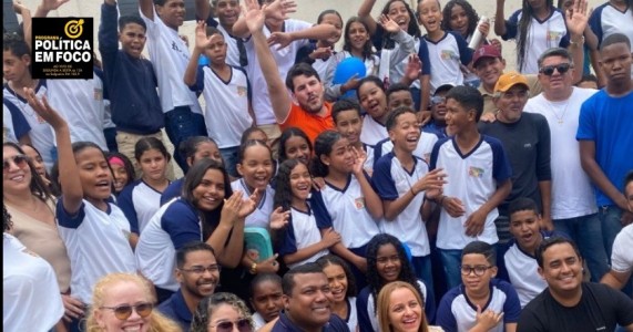 Prefeito de Orocó recebe 10 ônibus escolares da governadora Raquel Lyra e celebra avanços no município