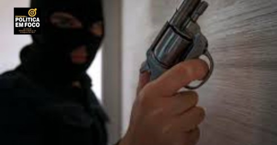 Assaltantes armados e encapuzados roubam carro e dinheiro de comerciante  em Salgueiro