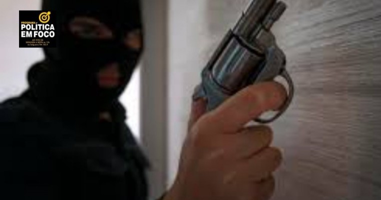 Assaltantes armados e encapuzados roubam carro e dinheiro de comerciante  em Salgueiro