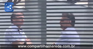 Preocupado? Bolsonaro é flagrado impaciente em casa durante julgamento por tentativa de golpe