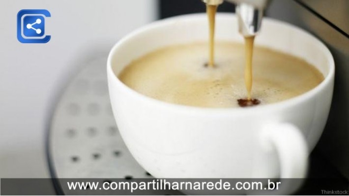 O consumo diário de algumas xícaras de café pode ajudar a evitar o entupimento das artérias.