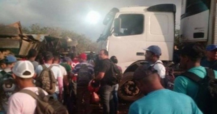 Carreta atinge ônibus de trabalhadores rurais em Petrolina, no Sertão de PE