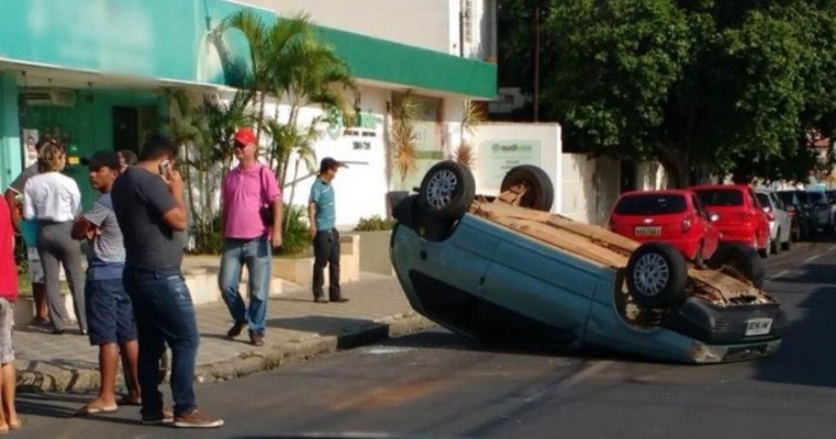 Carro capota em pleno centro de Petrolina e assusta pedestres