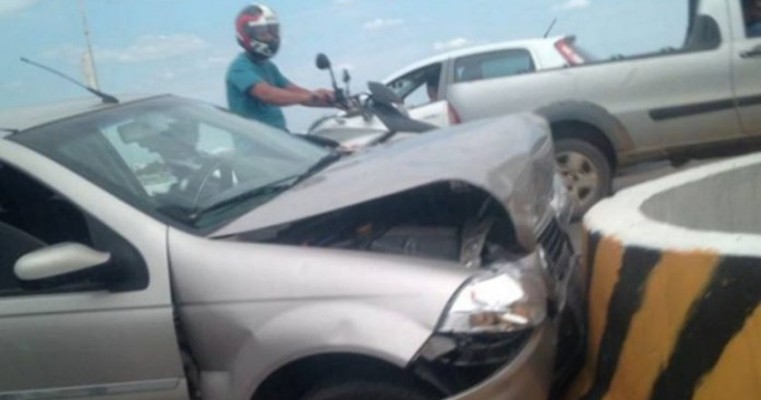 Motorista perde controle de carro e bate em mureta de proteção na Ponte Presidente Dutra