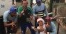 Menino de 3 anos espera ansioso caminhão do lixo para distribuir panetone a garis