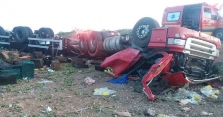 Acidente com carreta deixa dois mortos na BR-407, no Sertão de PE