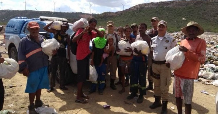 Sobradinho-BA: Companhia da PM distribui cestas básicas para famílias que vivem no lixão da cidade