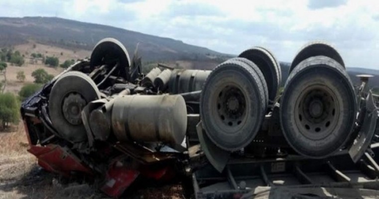 Motorista de carreta com carga de cimento é esmagado na cabine e morre no Cariri Cearense