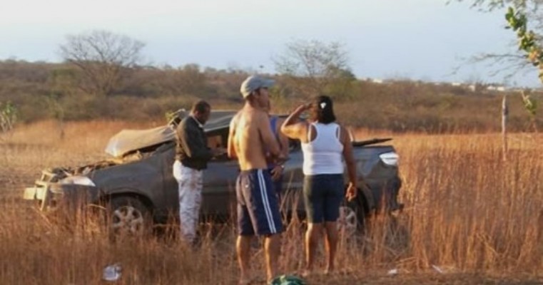 Padre capota o carro em Campos Sales e menor morre ao bater moto num poste em Mauriti