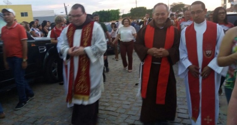 Hasteamento da bandeira leva multidão a abertura da festa do padroeiro São Sebastião em Ouricuri-PE