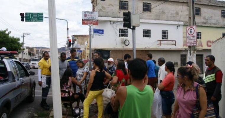 Carro e moto colidem em cruzamento do Centro de Serra Talhada