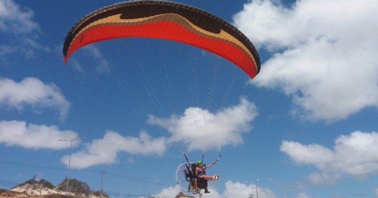 Voo de parapente ajuda cadeirantes a superar limites